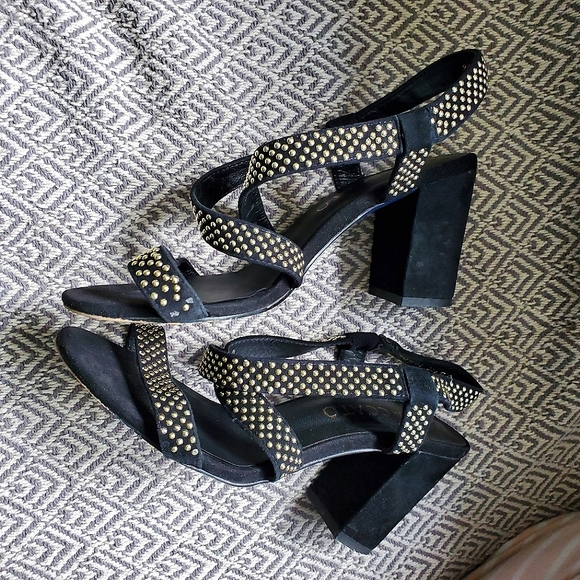 Staccato Heel - Picture 5 of 6